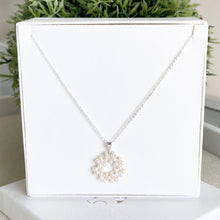 Cargar imagen en el visor de la galería, Mi Collar Flor Perlado