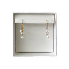 Cargar imagen en el visor de la galería, Mi Arete Triple Perlado Sutil GF