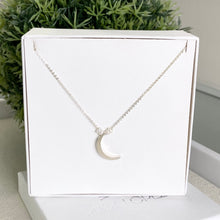 Cargar imagen en el visor de la galería, Mi Collar Media Luna Perlada