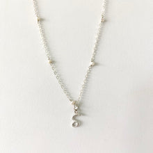 Cargar imagen en el visor de la galería, Mi Collar con Letra Perlado Mini