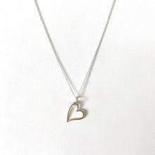 Cargar imagen en el visor de la galería, Mi Collar Corazón Silueta Droopy