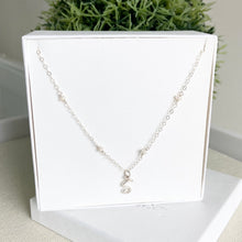 Cargar imagen en el visor de la galería, Mi Collar con Letra Perlado Mini