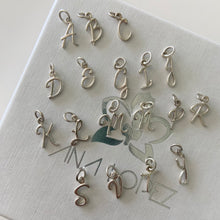 Cargar imagen en el visor de la galería, Mi Collar Dije Letra Cursiva