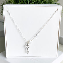 Cargar imagen en el visor de la galería, Mi Collar Llave Perlado