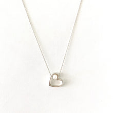 Cargar imagen en el visor de la galería, Mi Collar Silueta Amor Perlado