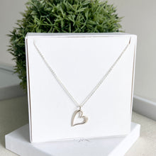 Cargar imagen en el visor de la galería, Mi Collar Corazón Silueta Droopy