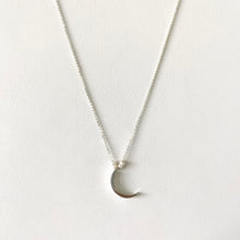 Cargar imagen en el visor de la galería, Mi Collar Media Luna Perlada