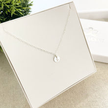 Cargar imagen en el visor de la galería, Mi Collar Dije Letra Petite
