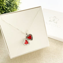 Cargar imagen en el visor de la galería, Mi Collar Dije Relicario Corazón Perlado