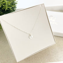 Cargar imagen en el visor de la galería, Mi Collar Dije Letra Petite