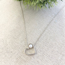 Cargar imagen en el visor de la galería, Mi Collar Silueta Amor Perlado