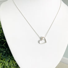 Cargar imagen en el visor de la galería, Mi Collar Silueta Amor Perlado