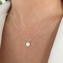 Cargar imagen en el visor de la galería, Mi Collar Dije Letra Petite