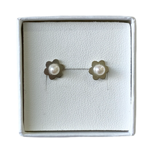 Cargar imagen en el visor de la galería, Mi Arete Flor Perlado
