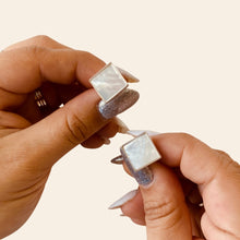 Cargar imagen en el visor de la galería, Mi Arete Madre Perla
