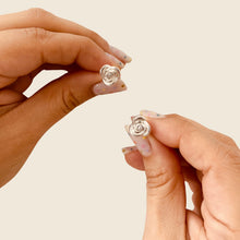 Cargar imagen en el visor de la galería, Mi Arete Rose Stud
