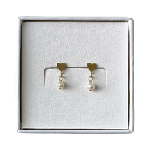 Cargar imagen en el visor de la galería, Mi Arete Corazón Perlado Mini GF
