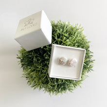 Cargar imagen en el visor de la galería, Mi Arete Perla Barroca Pequeño
