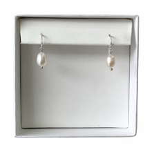 Cargar imagen en el visor de la galería, Mi Arete Perla Ovalada
