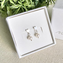 Cargar imagen en el visor de la galería, Mi Arete Corazón Mini Perlado
