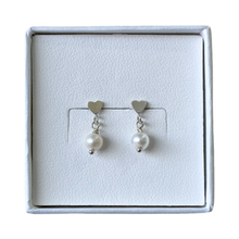Cargar imagen en el visor de la galería, Mi Arete Corazón Mini Perlado
