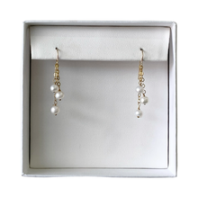 Cargar imagen en el visor de la galería, Mi Arete Triple Perlado Sutil GF
