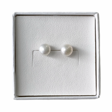 Cargar imagen en el visor de la galería, Mi Arete Pearl Stud 6mm
