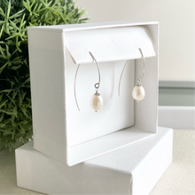 Cargar imagen en el visor de la galería, Mi Arete Gota Perlado
