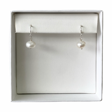 Cargar imagen en el visor de la galería, Mi Arete Perla Moneda
