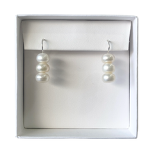 Cargar imagen en el visor de la galería, Mi Arete Triple Perlado
