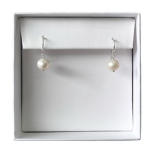 Cargar imagen en el visor de la galería, Mi Arete Perla Blanca Redonda
