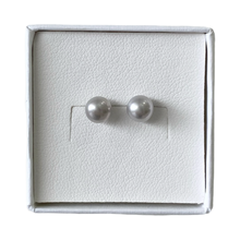 Cargar imagen en el visor de la galería, Mi Arete Perla Stud Gris 6mm

