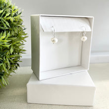 Cargar imagen en el visor de la galería, Mi Arete Perla Moneda
