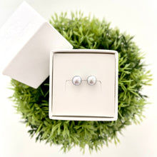 Cargar imagen en el visor de la galería, Mi Arete Perla Stud Gris 6mm
