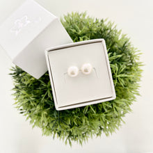 Cargar imagen en el visor de la galería, Mi Arete Perla Stud 8mm
